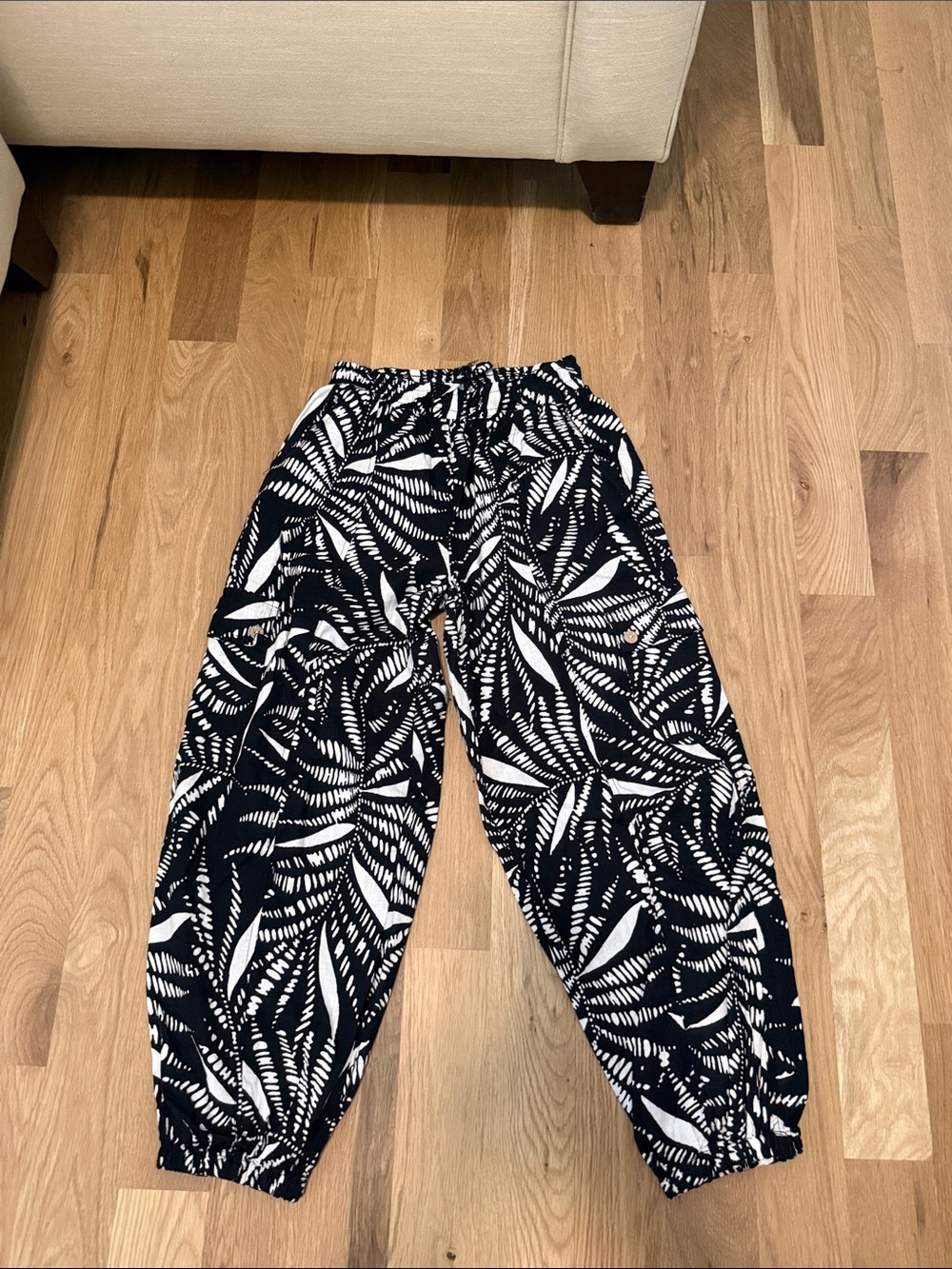 Women’s XS  Black & White Leaf Print Jogger Pants